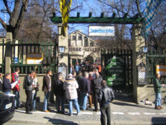 Zu großer Andrang: Generalversammlung der Taxi München eG geplatzt