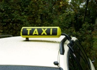 Zahlreiche Taxen bei der Trauerfeier für ermordeten Fahrer