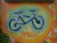 Fotorätsel: Rot ist tot! Aus diesem Haus kommen nur noch Zweiräder raus. Fotorätsel: Rot ist tot! Aus diesem Haus kommen nur noch Zweiräder raus.