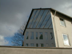 Fotorätsel: Durch welches Haus kann man scheinbar hindurchschauen? Fotorätsel: Durch welches Haus kann man scheinbar hindurchschauen?