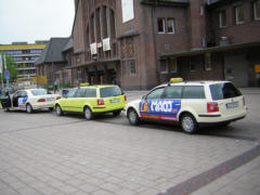 Taxi 111 vor dem Bahnhof